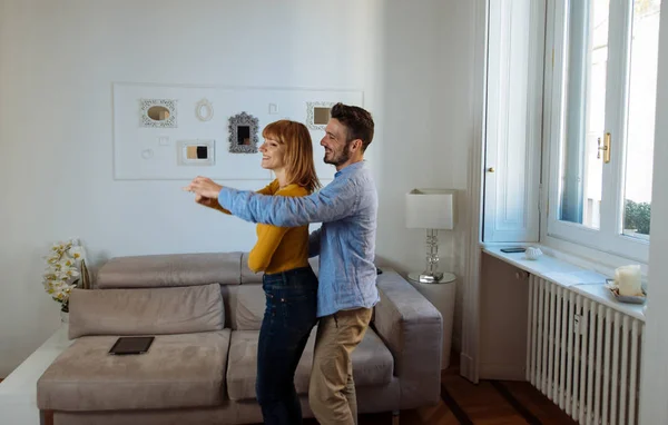 Junges Paar verbringt Zeit miteinander zu Hause. Mann und Frau tanzen — Stockfoto