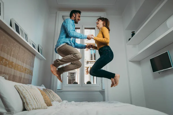 Casal jovem passar tempo juntos em casa. Homem e mulher danci — Fotografia de Stock