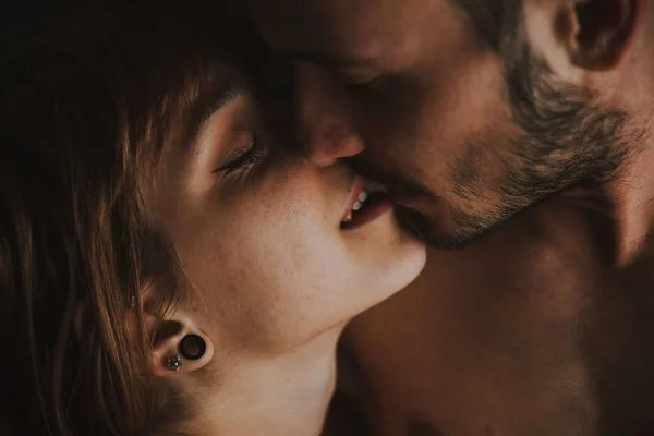 Jovem casal relaxante na cama e se divertindo . — Fotografia de Stock