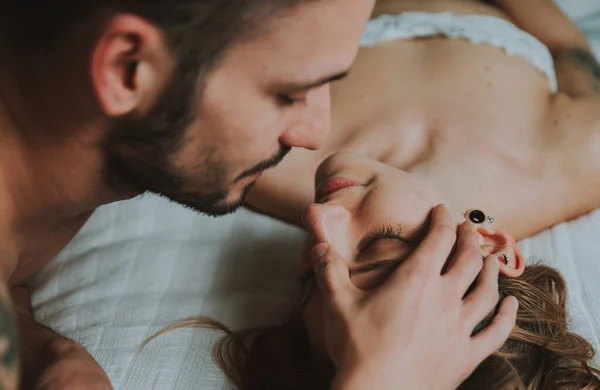 Jovem casal relaxante na cama e se divertindo . — Fotografia de Stock