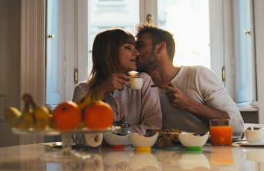 Mutlu çift evde kahvaltı hazırlıyor. Yaşam tarzı kavramı, 