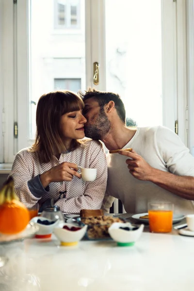 Boldog pár, akik otthon készítik a reggelit. Fogalom az életstílusról, — Stock Fotó