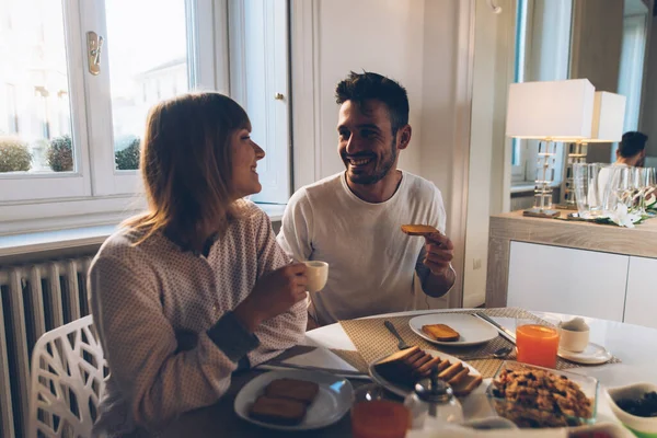 Счастливая пара готовит завтрак дома. Концепция образа жизни , — стоковое фото
