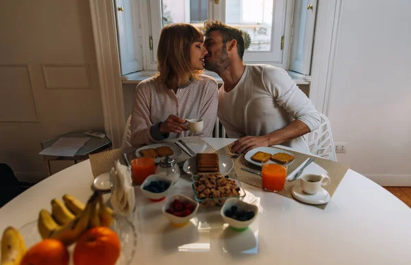 집에서 아침을 만드는 행복 한 커플. 생활 방식에 대한 개념, — 스톡 사진