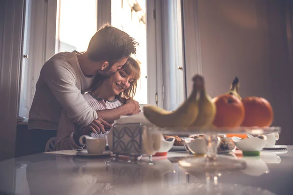 Casal feliz fazendo café da manhã em casa. Conceito sobre estilo de vida , — Fotografia de Stock