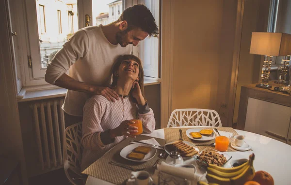 Pareja feliz haciendo el desayuno en casa. Concepto sobre estilo de vida , —  Fotos de Stock