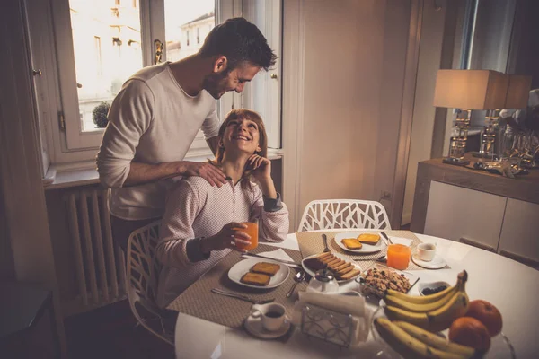 Szczęśliwa para robi śniadanie w domu. Koncepcja stylu życia, — Zdjęcie stockowe