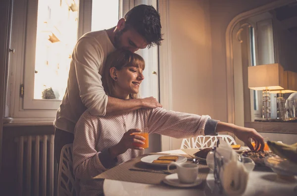 Ζευγάρι Φτιάχνει Πρωινό Στο Σπίτι Έννοια Για Τον Τρόπο Ζωής — Φωτογραφία Αρχείου