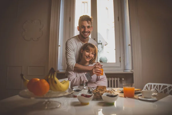 Szczęśliwa para robi śniadanie w domu. Koncepcja stylu życia, — Zdjęcie stockowe