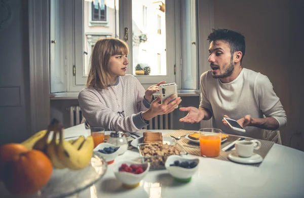 Пара робить сніданок вдома. Концепція способу життя, здоров'я — стокове фото