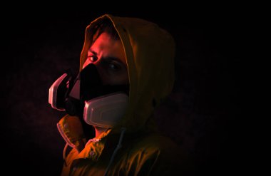 Güvenlik maskesi takan bir adamın sanatsal portreleri. Covid19 ve Coronavirus konsepti
