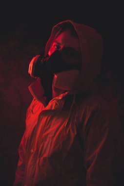 Güvenlik maskesi takan bir adamın sanatsal portreleri. Covid19 ve Coronavirus konsepti