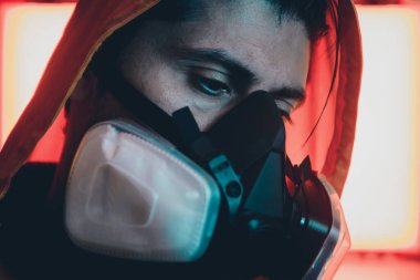 Güvenlik maskesi takan bir adamın sanatsal portreleri. Covid19 ve Coronavirus konsepti