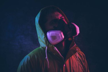 Güvenlik maskesi takan bir adamın sanatsal portreleri. Covid19 ve Coronavirus konsepti