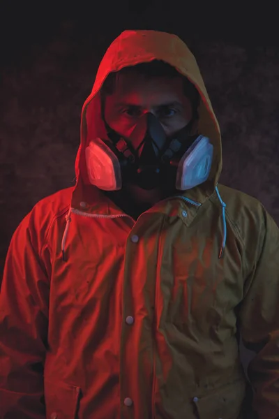 Güvenlik Maskesi Takan Bir Adamın Sanatsal Portreleri Covid19 Coronavirus Konsepti — Stok fotoğraf