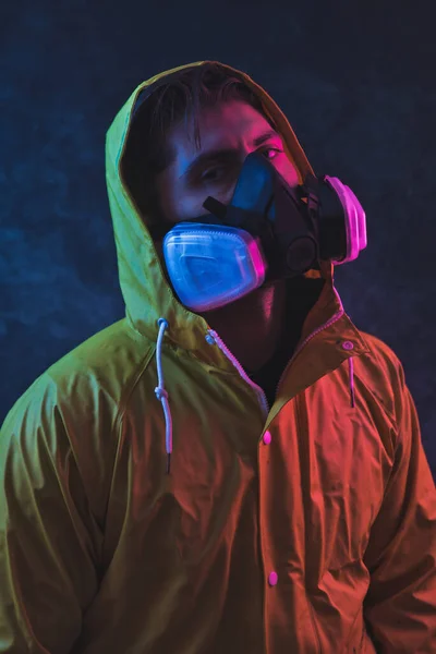 Konstnärliga Porträtt Med Mannen Skyddsmask Begreppet Covid19 Och Coronavirus — Stockfoto
