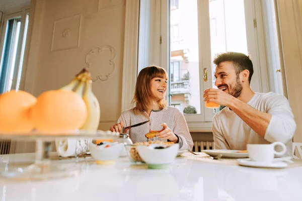 Deux Jeunes Adultes Maison Beau Couple Amoureux Prenant Petit Déjeuner — Photo