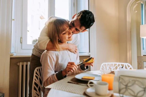 自宅で2人の若い大人 朝の朝食を持っている美しい恋人のカップル — ストック写真
