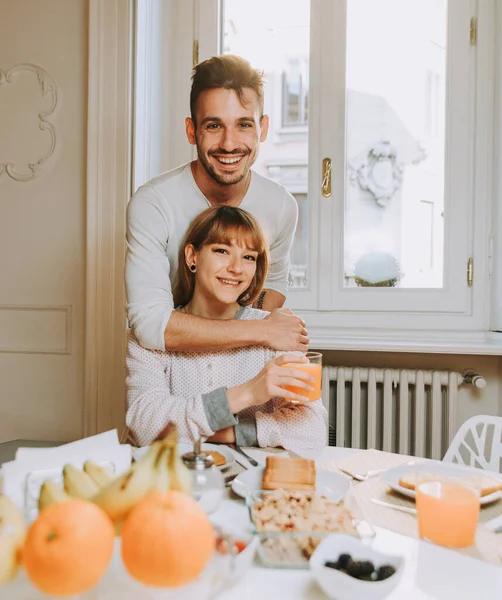 Dos Adultos Jóvenes Casa Hermosa Pareja Amantes Desayunando Por Mañana —  Fotos de Stock