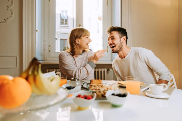 Dos Adultos Jóvenes Casa Hermosa Pareja Amantes Desayunando Por Mañana —  Fotos de Stock