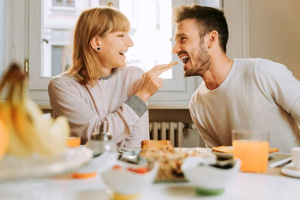 Deux Jeunes Adultes Maison Beau Couple Amoureux Prenant Petit Déjeuner — Photo