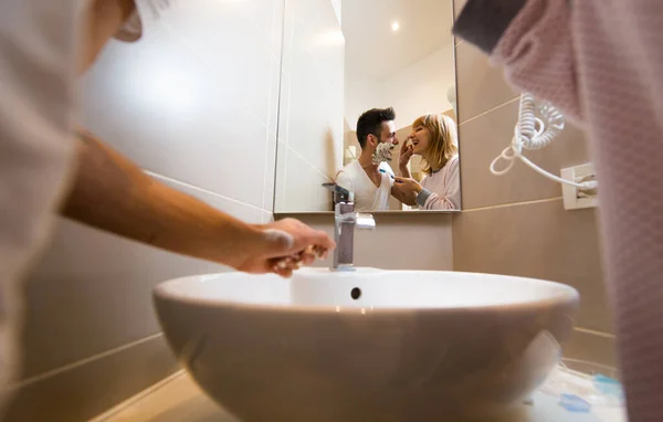 Zwei Junge Erwachsene Hause Schönes Paar Hat Spaß Badezimmer — Stockfoto