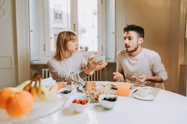 Dois Jovens Adultos Casa Belo Casal Amantes Tendo Uma Discussão — Fotografia de Stock