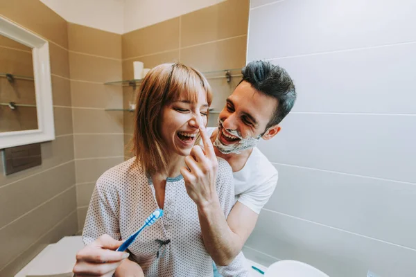 Due Giovani Adulti Casa Bella Coppia Diverte Bagno — Foto Stock