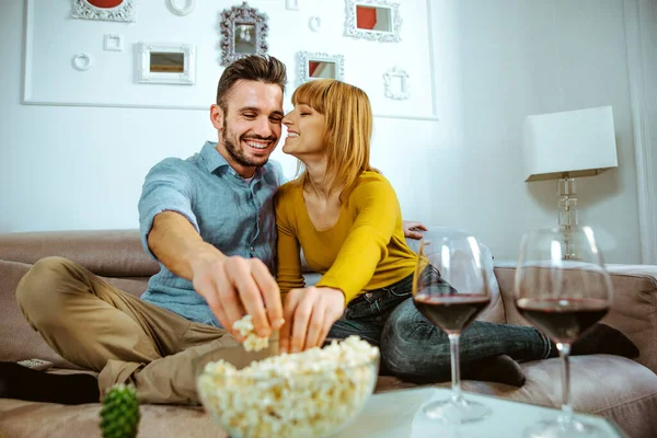 Dva Mladí Dospělí Doma Krásný Pár Relaxaci Sledování Filmu Televizi — Stock fotografie