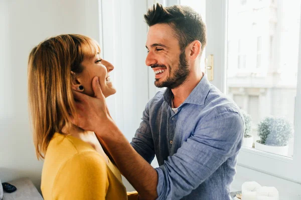 Deux Jeunes Adultes Maison Moment Romantique Maison Couple Amoureux Embrasser — Photo