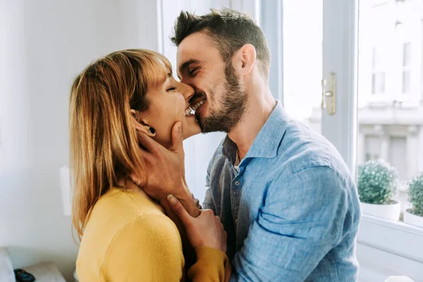 Deux Jeunes Adultes Maison Moment Romantique Maison Couple Amoureux Embrasser — Photo