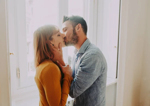 Két Fiatal Felnőtt Otthon Romantikus Pillanat Otthon Pár Szerelmes Csók — Stock Fotó