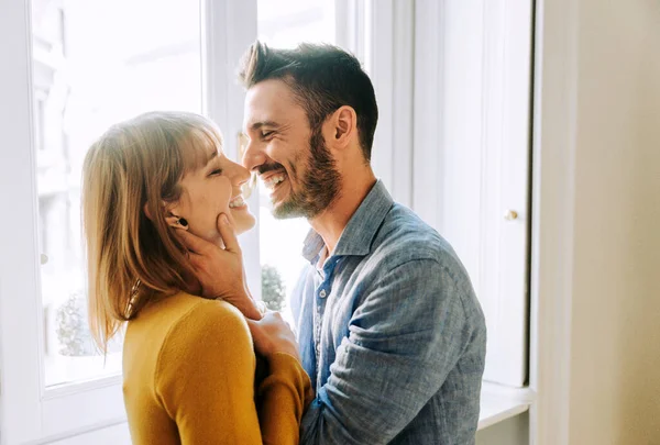 Dois Jovens Adultos Casa Momento Romântico Casa Casal Amantes Beijando — Fotografia de Stock