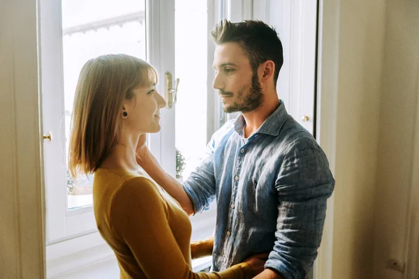 Dois Jovens Adultos Casa Momento Romântico Casa Casal Amantes Beijando — Fotografia de Stock