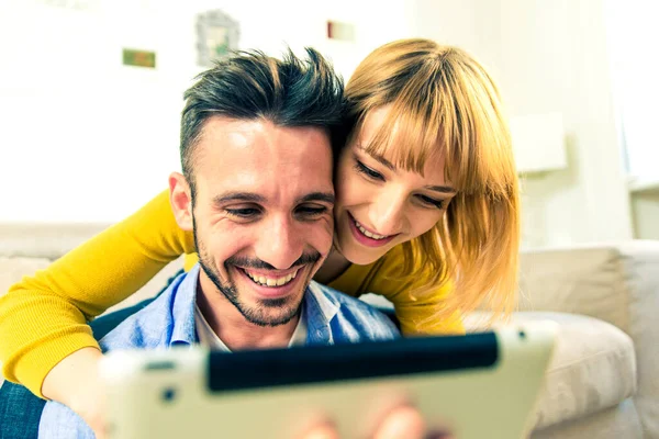 Dois Jovens Adultos Casa Casal Bonito Usando Tablet Computador Casa — Fotografia de Stock