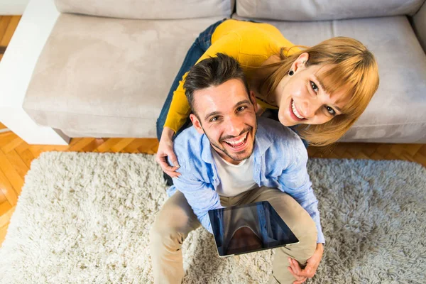 Dos Adultos Jóvenes Casa Hermosa Pareja Usando Tableta Computadora Casa — Foto de Stock