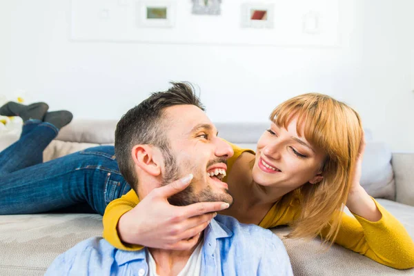 Two Young Adults Home Happy Couple Lovers Cuddling Sofa — ストック写真