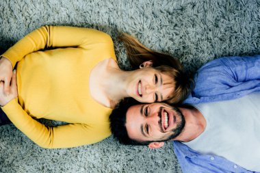 Evde iki genç yetişkin - güzel aşıklar eğleniyor.