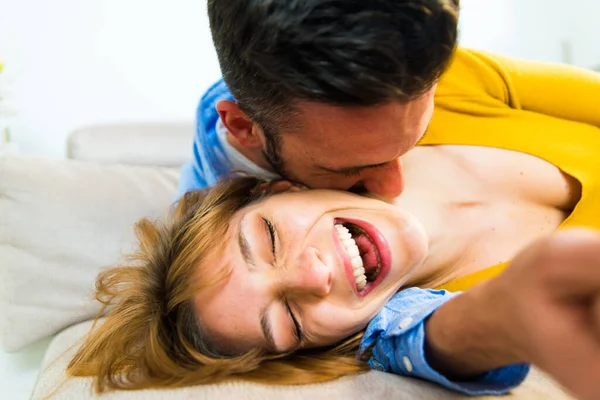 Twee Jonge Volwassenen Thuis Gelukkige Paar Minnaars Knuffelen Bank — Stockfoto