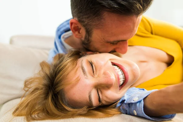 Dois Jovens Adultos Casa Casal Feliz Amantes Abraçando Sofá — Fotografia de Stock