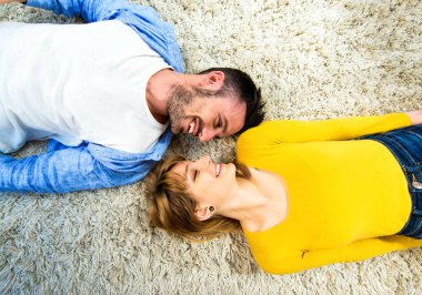 Evde iki genç yetişkin - güzel aşıklar eğleniyor.