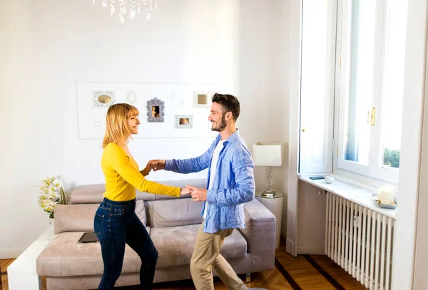 Twee Jonge Volwassenen Thuis Mooi Gelukkig Koppel Dansend Woonkamer — Stockfoto