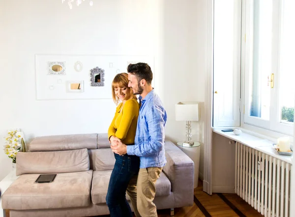 Zwei Junge Erwachsene Hause Schönes Glückliches Paar Tanzt Wohnzimmer — Stockfoto