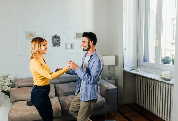 Dois Jovens Adultos Casa Belo Casal Feliz Dançando Sala Estar — Fotografia de Stock