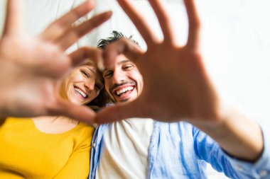 Evde iki yetişkin, güzel mutlu çift yatakta eğleniyor.