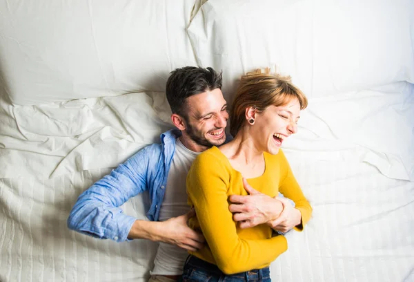 Két Fiatal Felnőtt Otthon Gyönyörű Boldog Pár Szerelmesek Szórakozás Ágyban — Stock Fotó