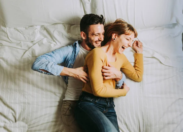 Dois Jovens Adultos Casa Belo Casal Feliz Amantes Divertindo Cama — Fotografia de Stock