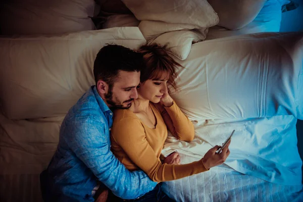 Dos Adultos Jóvenes Casa Hermosa Pareja Amantes Mirando Smatphone Oscuridad — Foto de Stock