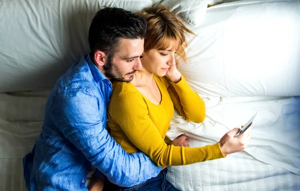 Dos Adultos Jóvenes Casa Hermosa Pareja Amantes Mirando Smatphone Oscuridad —  Fotos de Stock