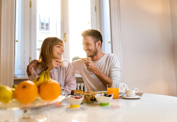 Dos Adultos Jóvenes Casa Hermosa Pareja Amantes Desayunando Por Mañana —  Fotos de Stock